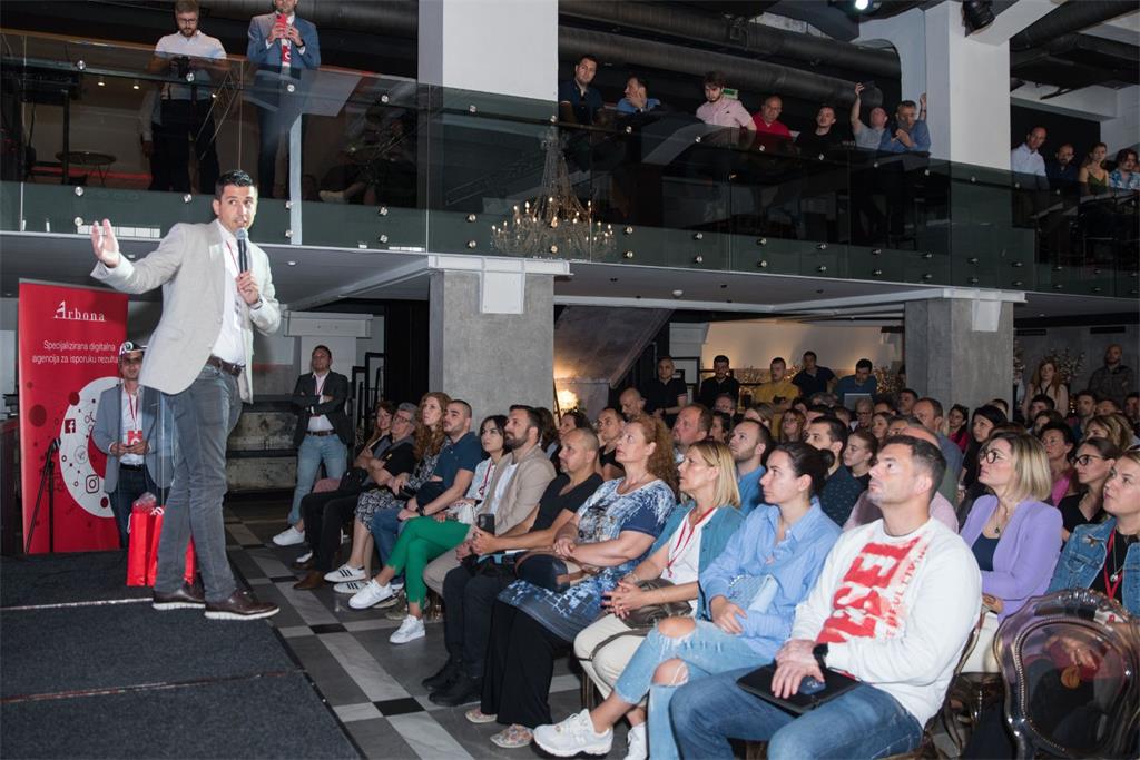 Publika sluša predavača o važnosti GA4 eventu u Beogradu