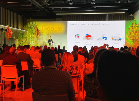 Publika sluša predavača o Google-ovoj viziji za budućnost u Varšavi